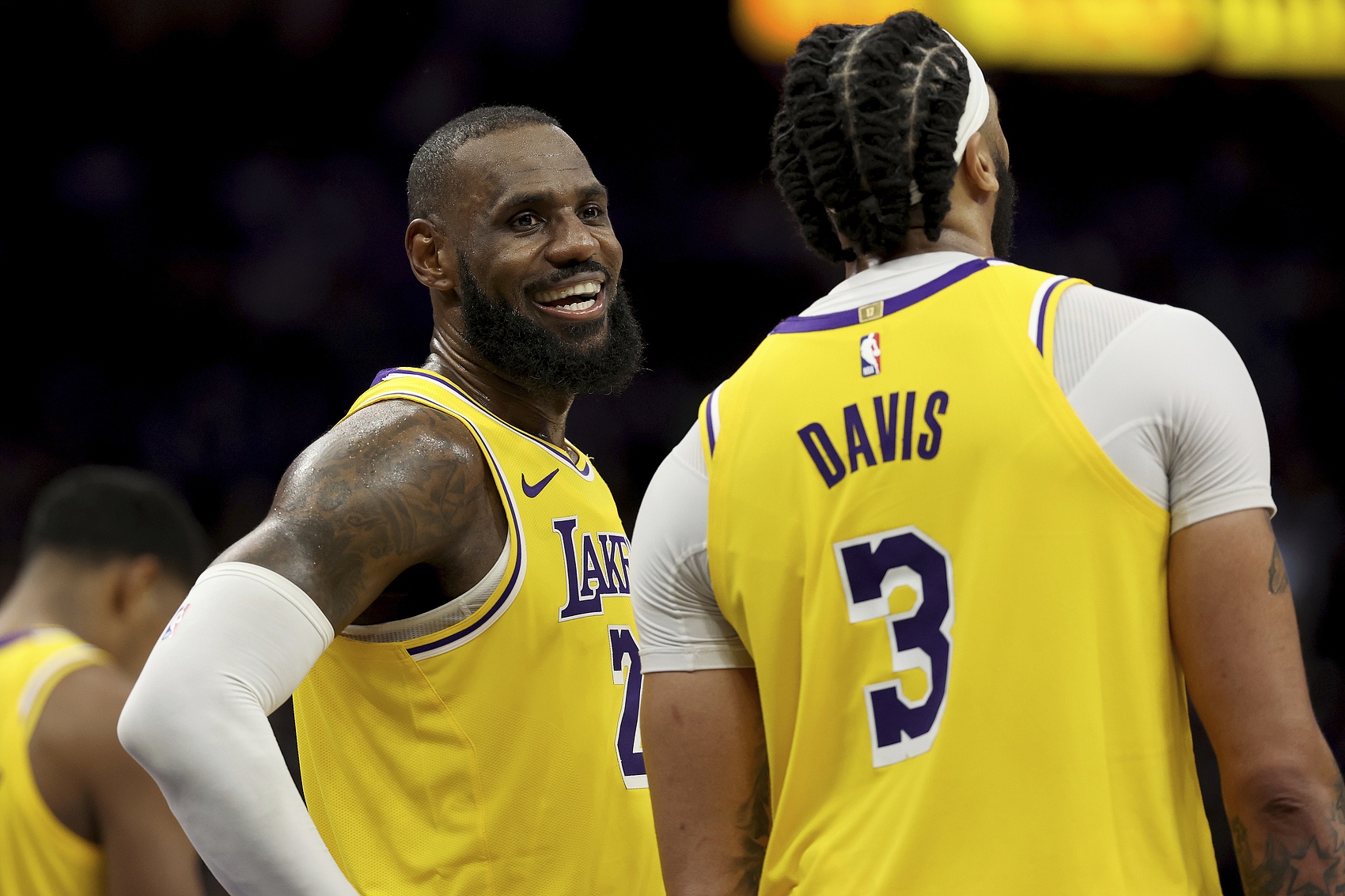 爱游戏娱乐-关于詹姆斯回归赛场，连败首场状态亮眼，老鹰观众沸腾！的信息