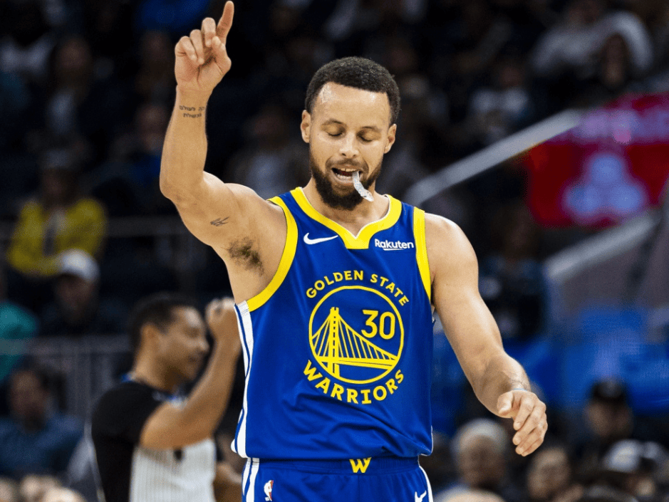 爱游戏竞猜- 最篮点库里三分划破天际 超神表现揭开曼巴面孔 