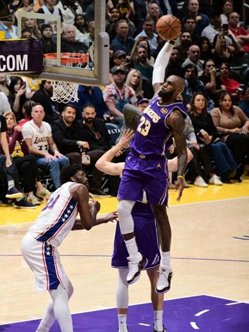 爱游戏-詹姆斯迎来七赛季高光表现，中国队球迷沸腾！的简单介绍